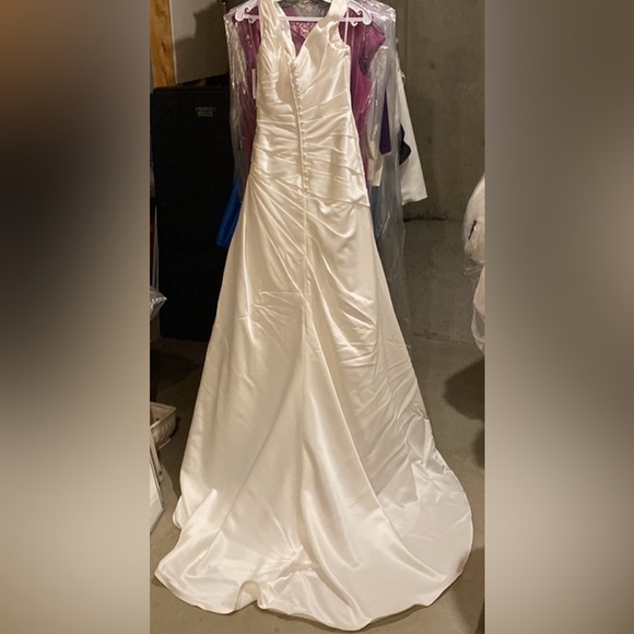 Ivory Private Label satin a-line strapped wedding gown - Picture 4 of 9